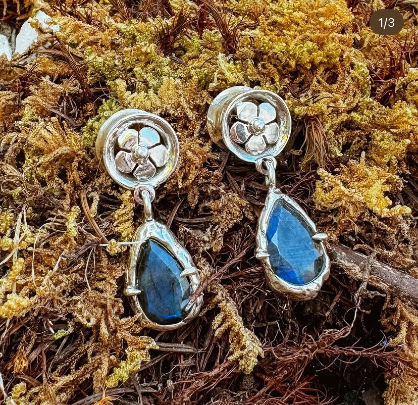 expansores de plata con labradoritas en forma de flor con piedras en forma de gota