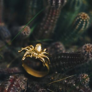araña saltarina anillo dorado fabricado artensalamnete